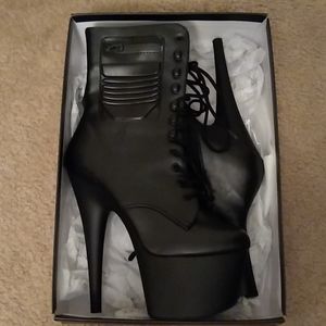 NWT Pleaser 6 inch leather boots